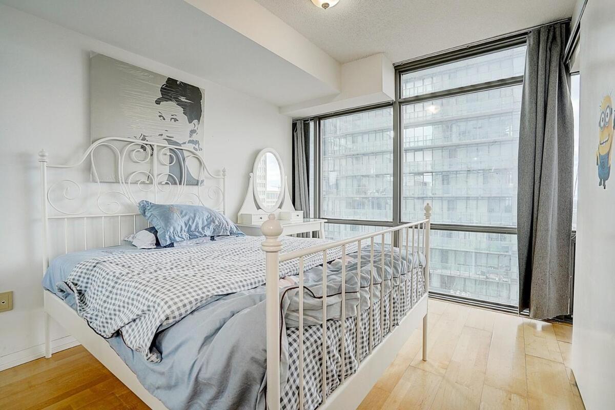 Chic Downtown Condo トロント エクステリア 写真